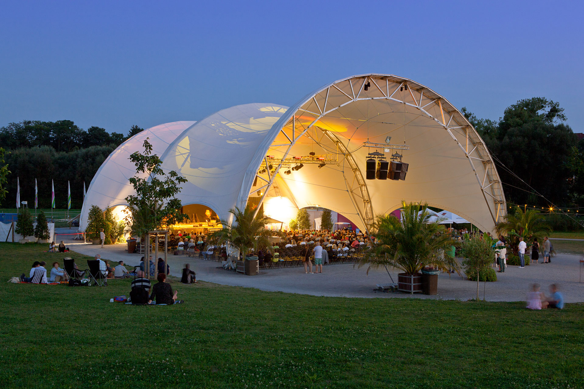 Mobile Konzerthalle für ein Openair Konzert