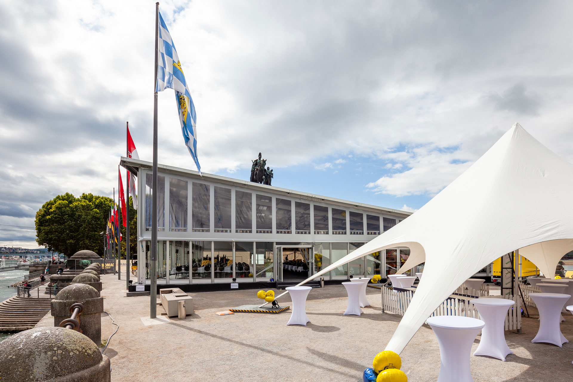 Seitenansicht von Sonderbauten mit Glasfassade