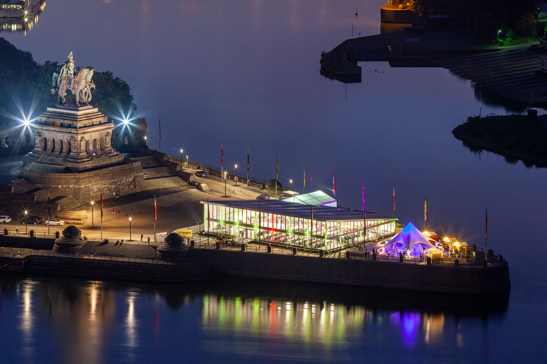 Deutsches Eck bei Nacht mit einer beleuchteten Zeltbau Sonderkonstruktion