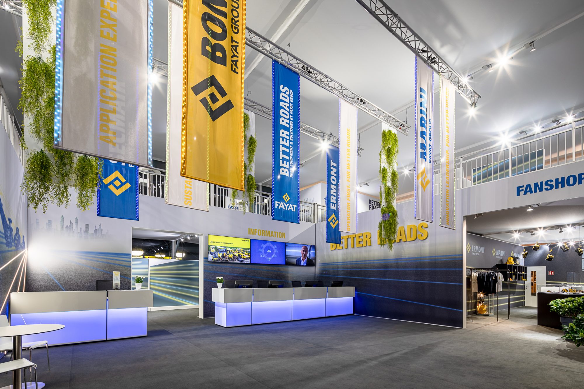 Innenansicht einer Messezelt von Tent Dimensions auf der Bauma 2025, ausgestattet für Präsentationen und Besucher.