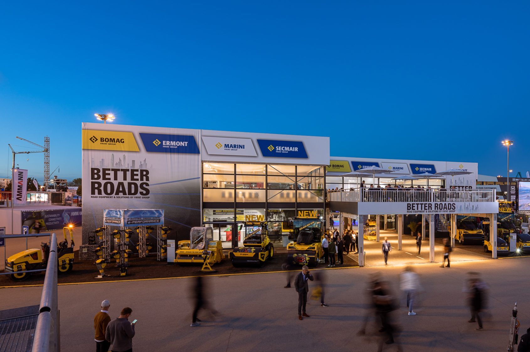 Außenansicht des mehrstöckigen Palas-Zelts von BOMAG auf der Bauma 2025, modular und modern aufgebaut.