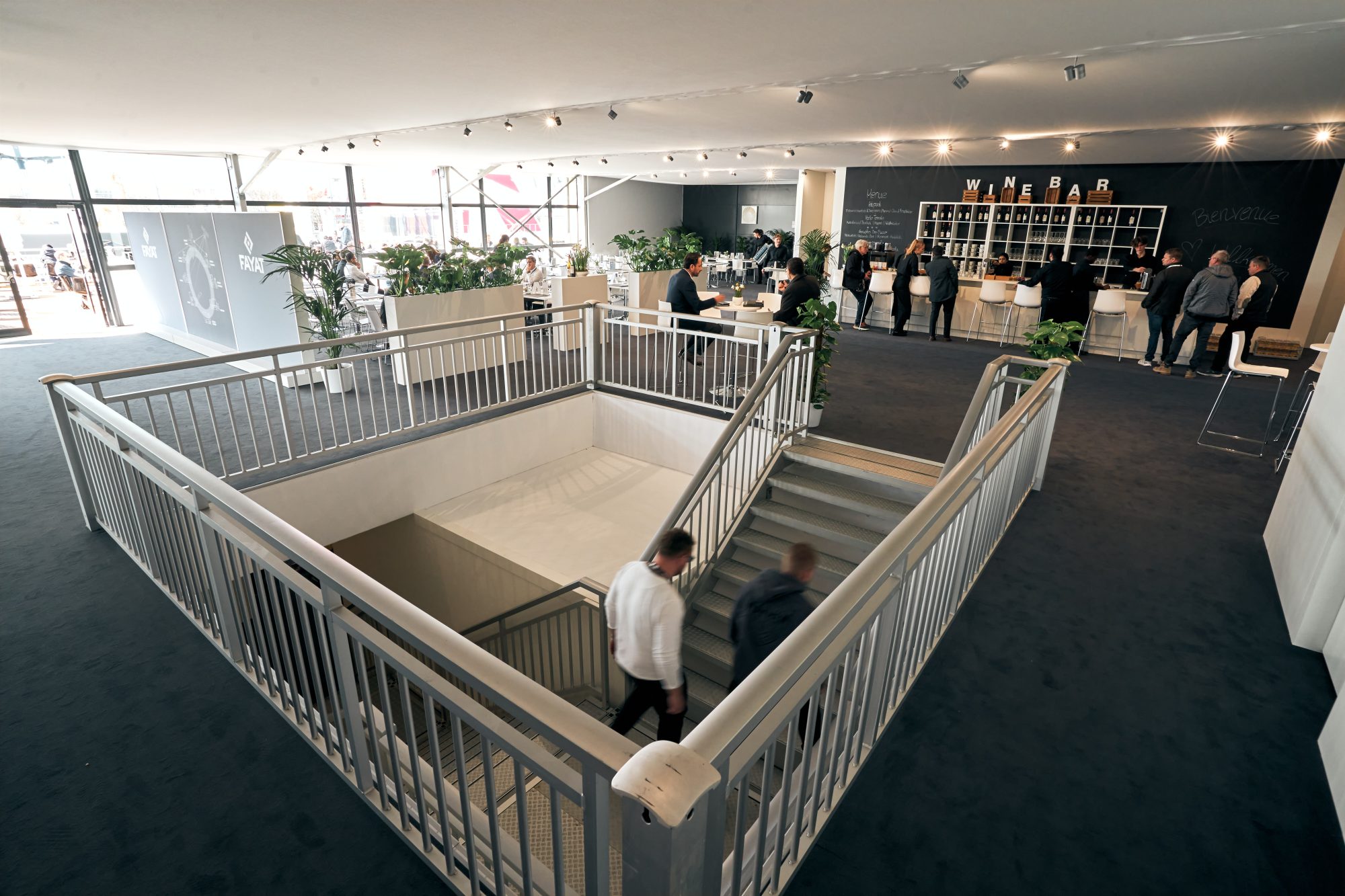 Innenansicht des BOMAG Palas-Zelts auf der Bauma 2025 mit Treppenaufgang zum Obergeschoss