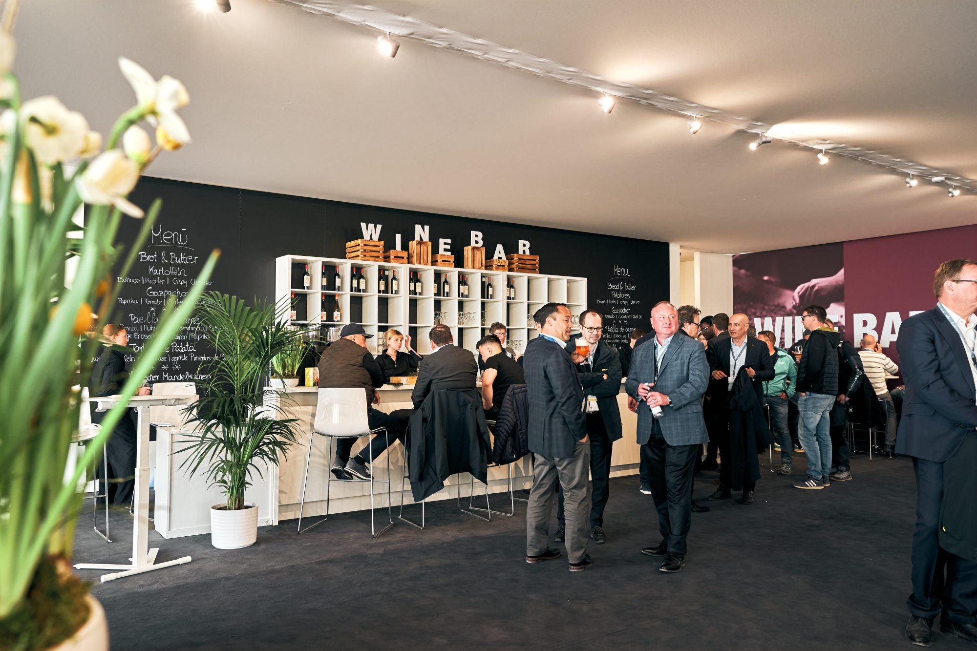 Innenansicht des BOMAG Palas-Zelts auf der Bauma 2025 mit eingerichteter Bar- und Loungefläche