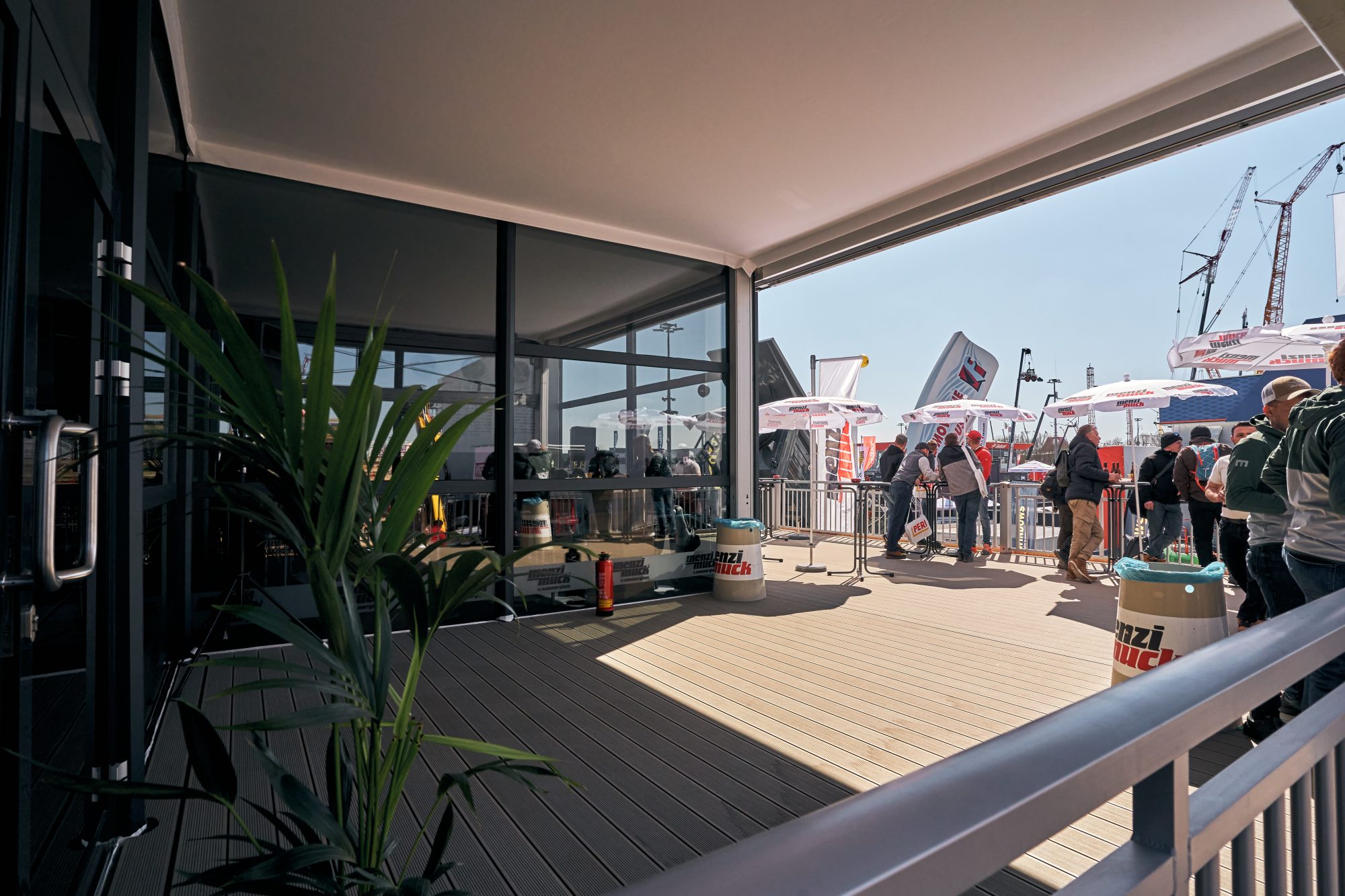 Außenansicht der Palas-Terrasse für Menzi Muck auf der Bauma 2025, elegant und modular aufgebaut