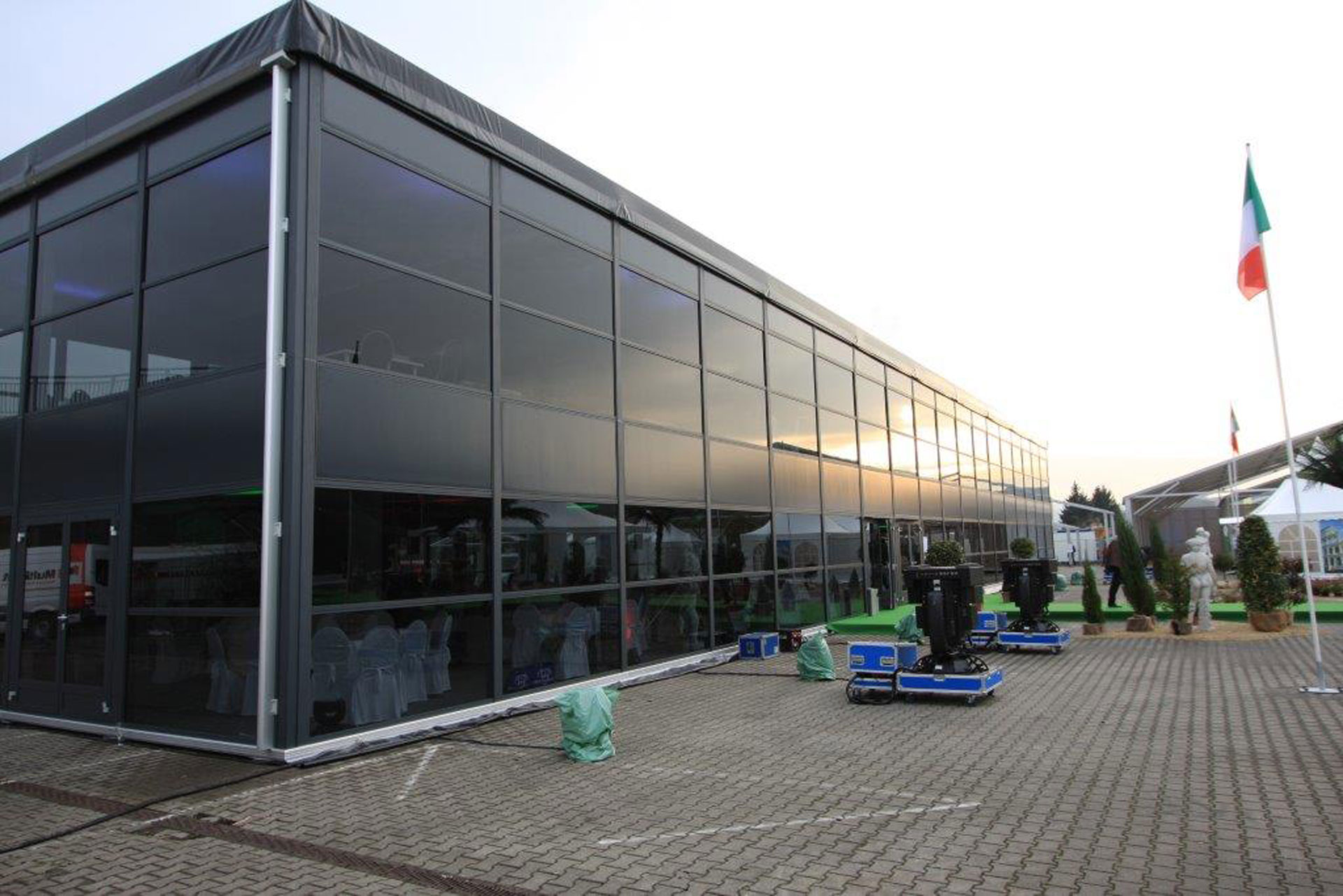 Dunkle Außenfassade von Palas Zelt