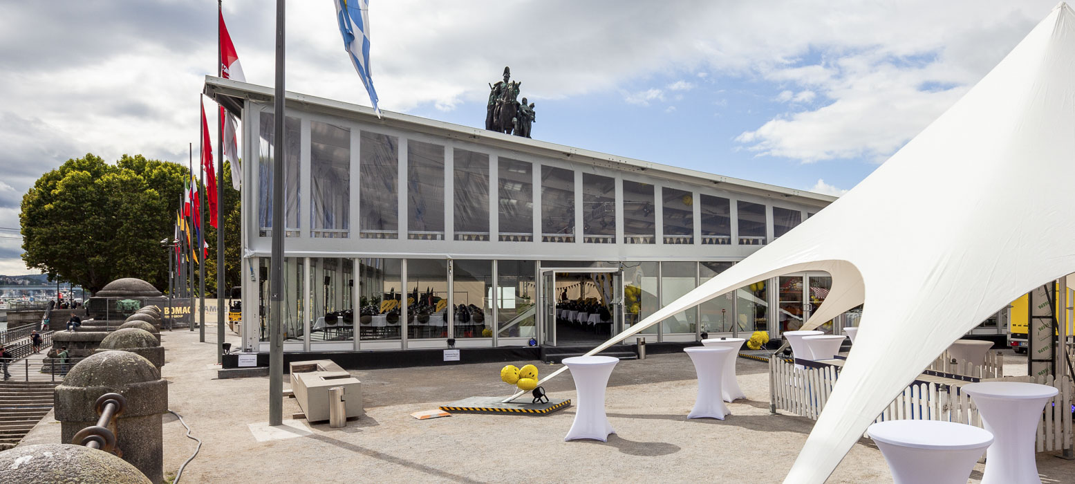 Seitenansicht von Sonderbauten mit Glasfassade