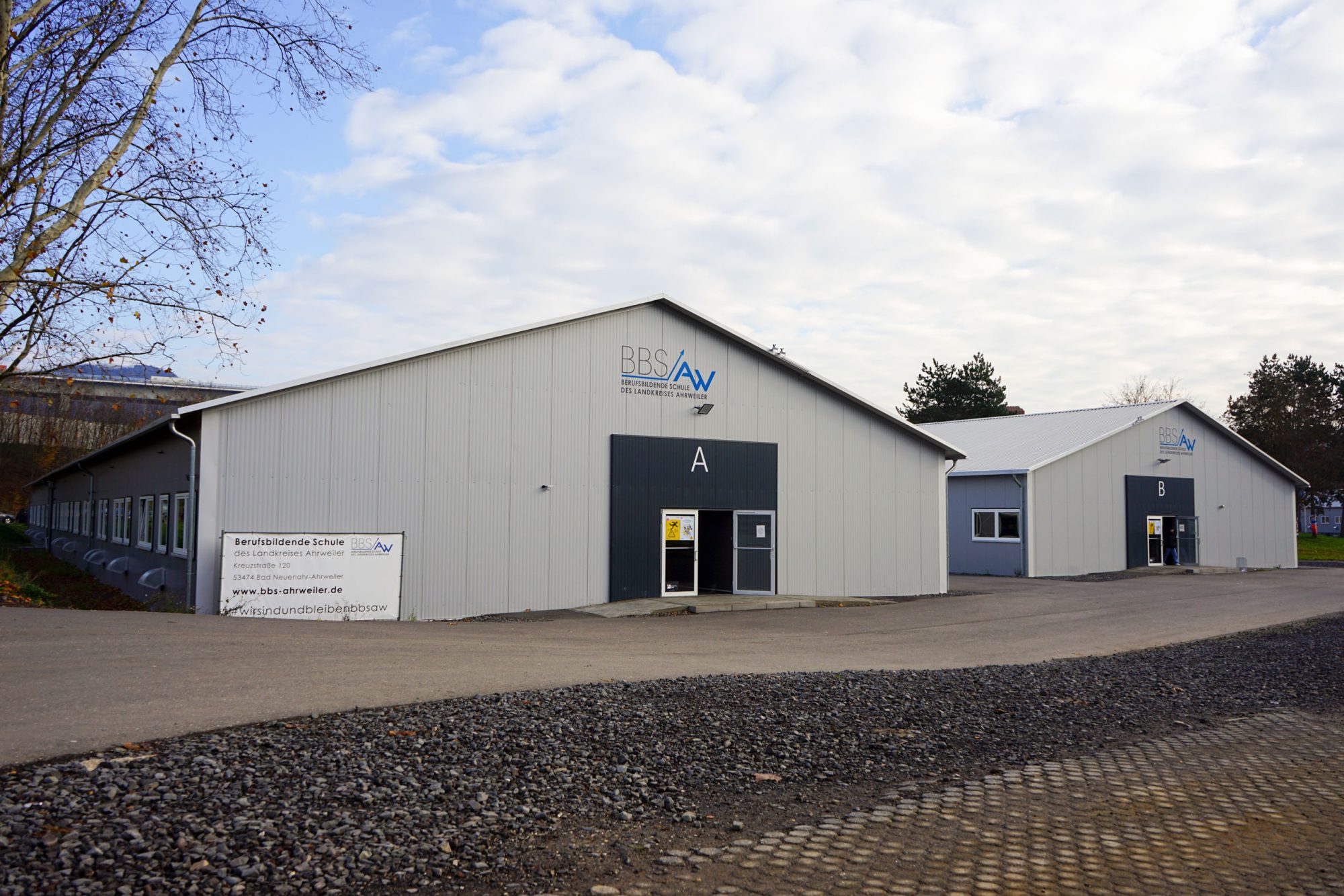 Moderne Außengestaltung einer mobilen Interimsschule als Alternative zu Containern