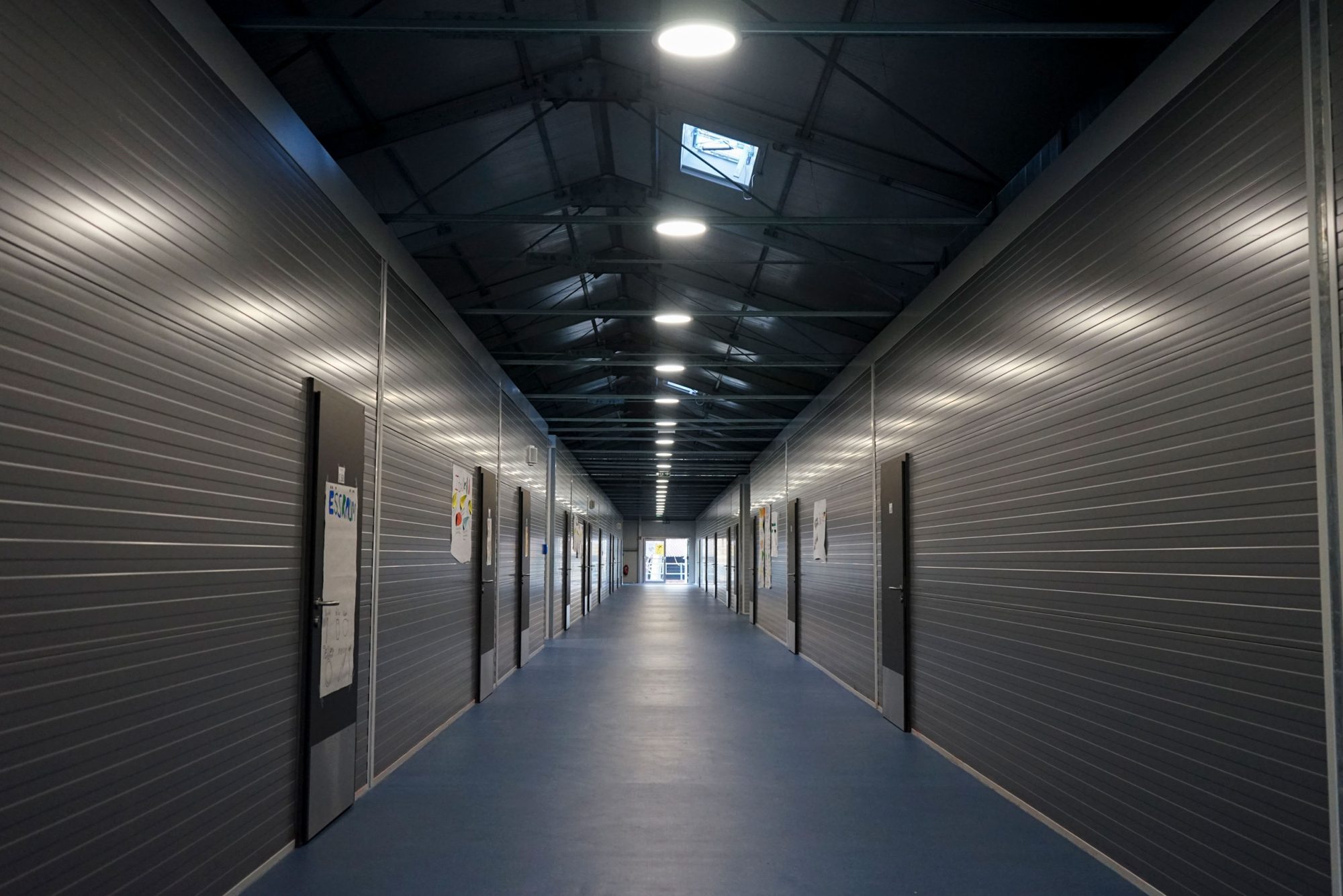 Heller Flur in einer mobilen Interimslösung für Schulen mit moderner Ausstattung