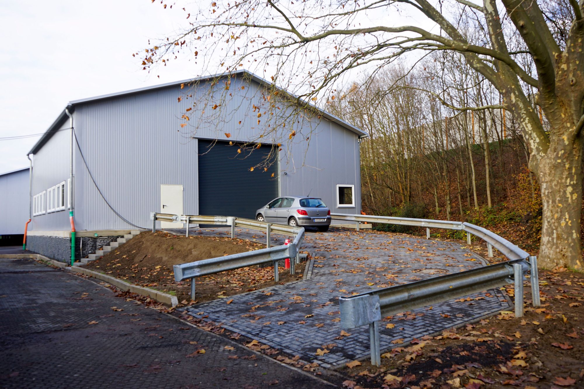 KFZ-Lehrwerkstatt in einer Leichtbauhalle – praxisorientierte Interimslösung für Schulen