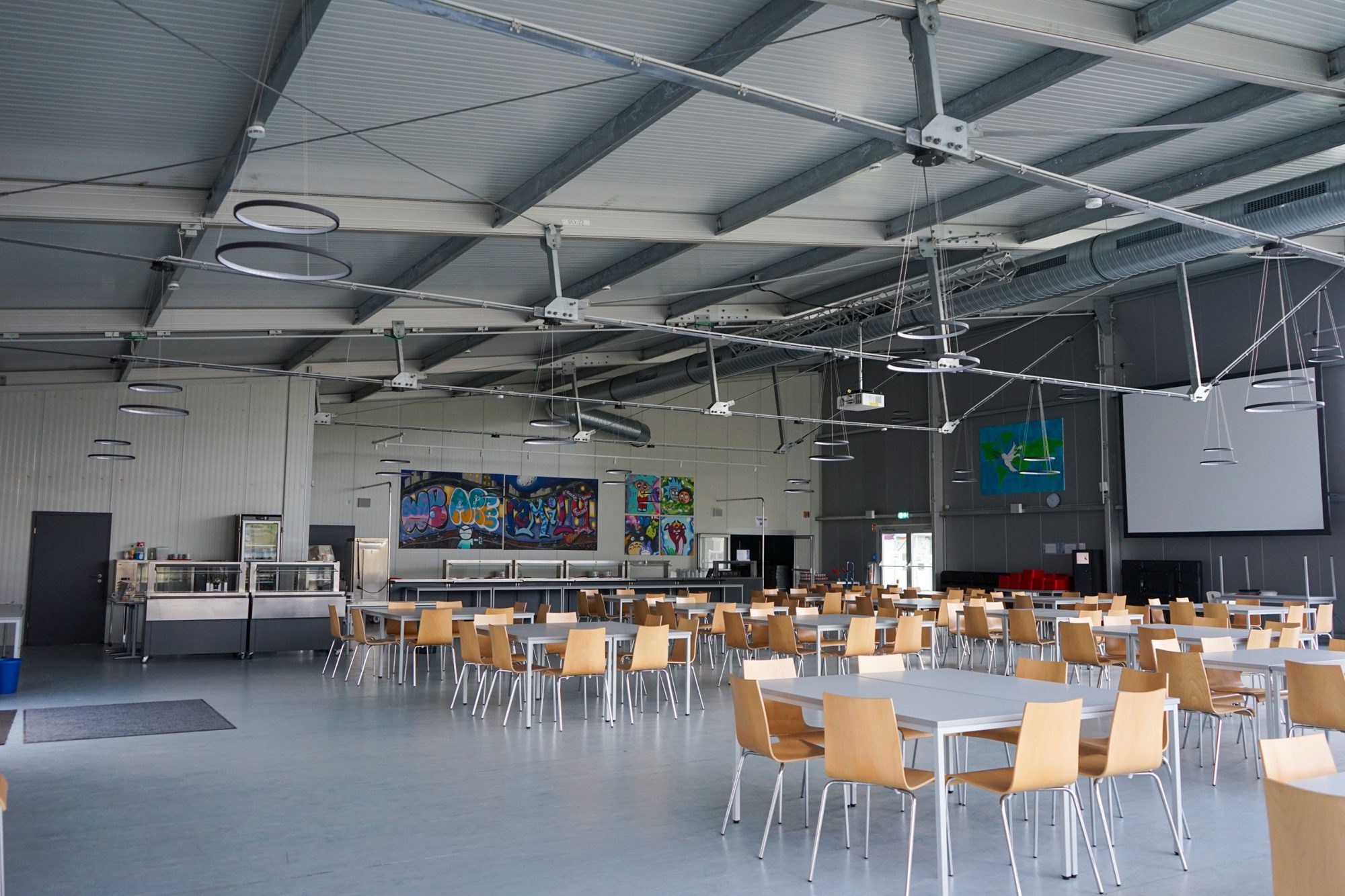 Gemütlicher Aufenthaltsraum für Schüler mit Sitzgelegenheiten und Tageslicht