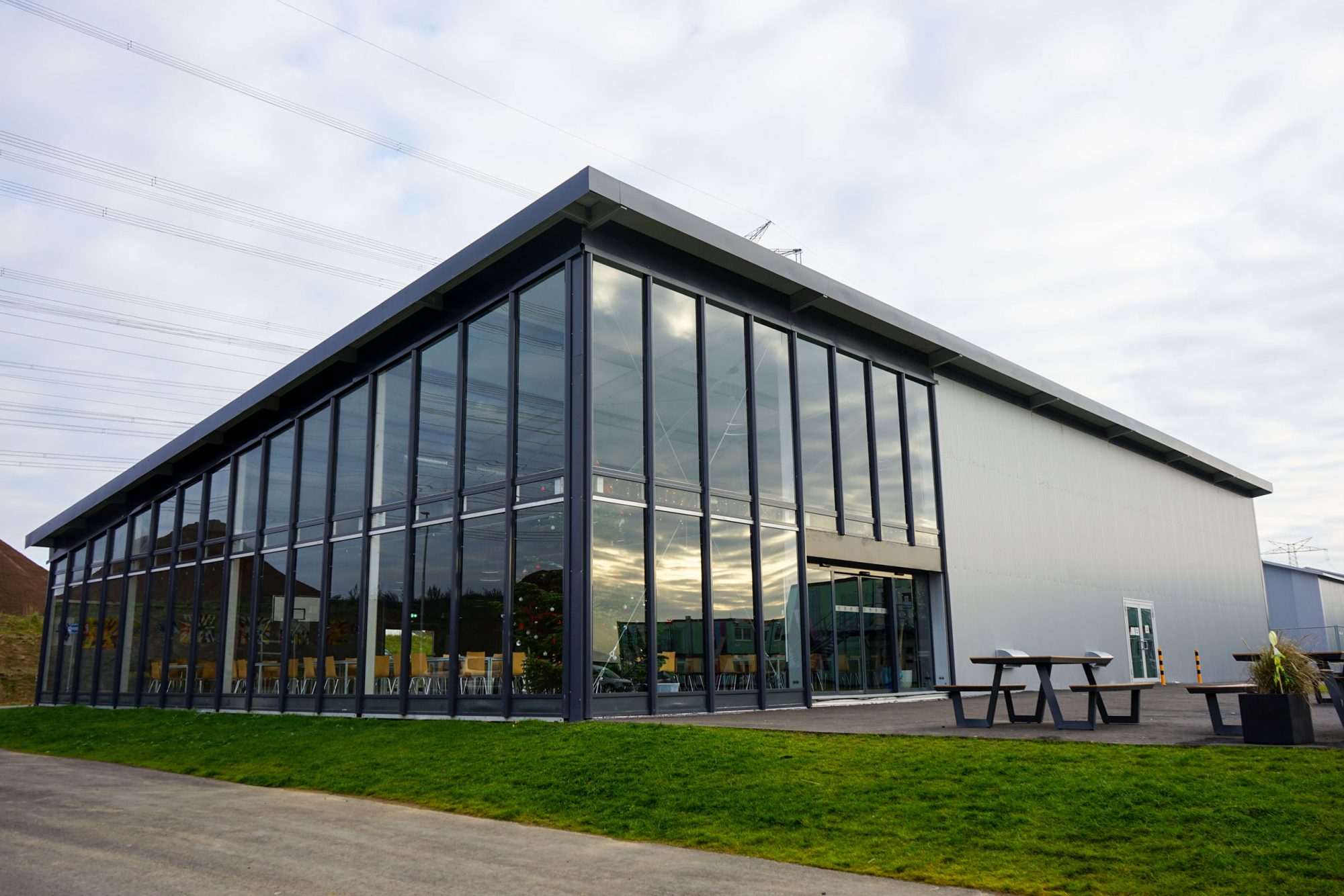 Mensa in moderner Pultdach-Bauweise – Interimsschule als Alternative zu Containerlösungen