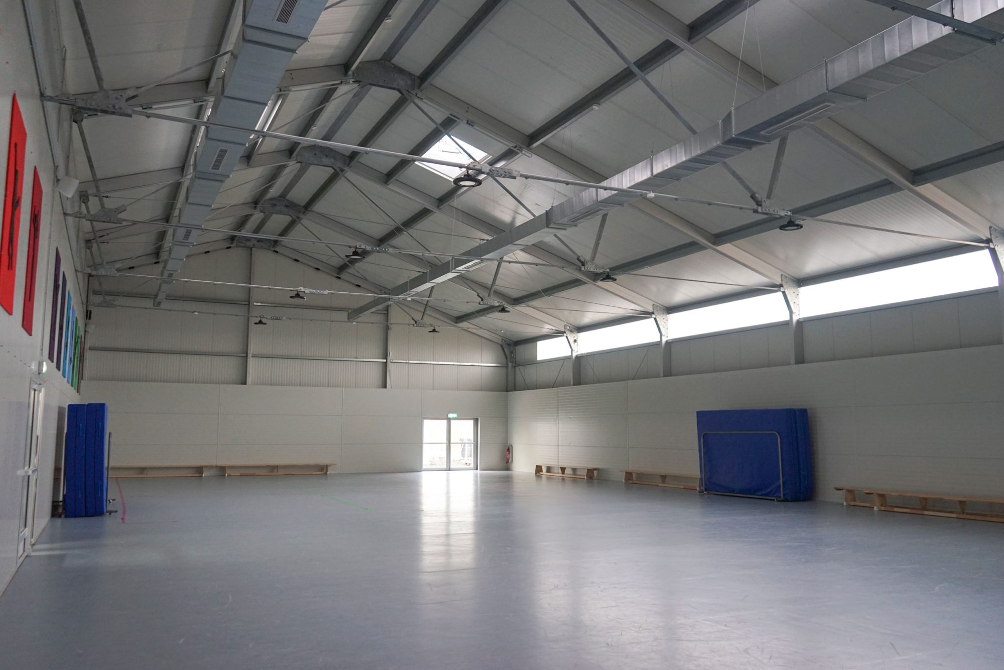 Turnhalle für Sportunterricht in einer mobilen Interimsschule mit moderner Ausstattung