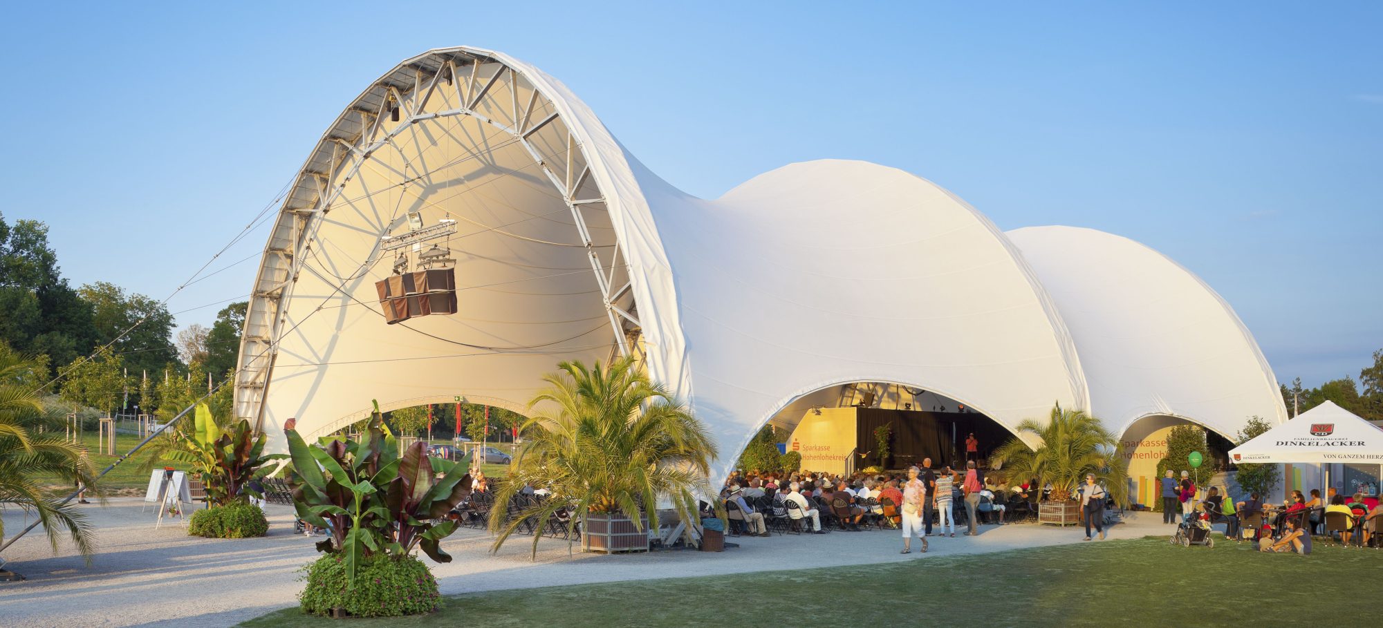 Seitenansicht von Sonderbauten mit Glasfassade