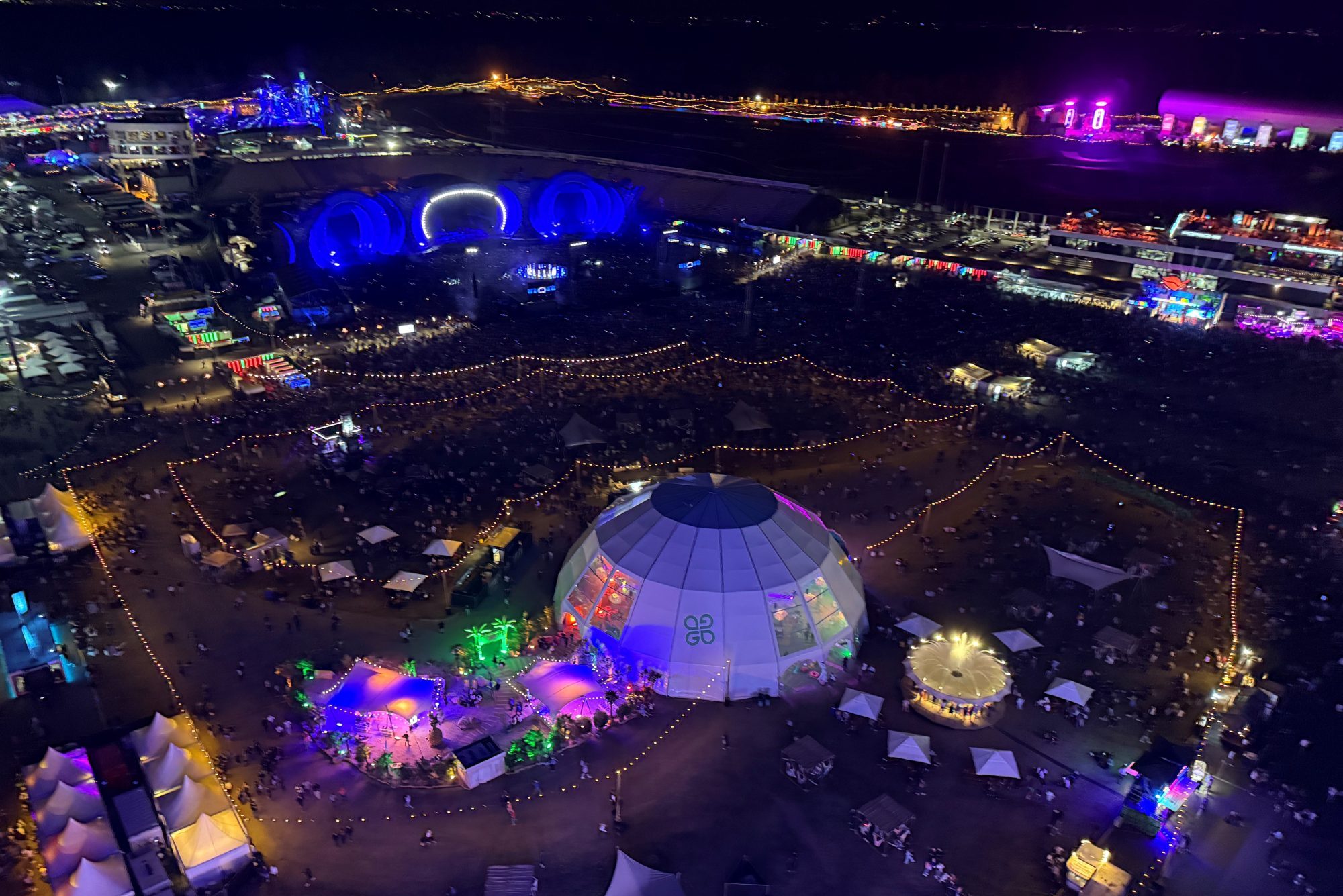 Glücksgefühle Festival DOME bei Nacht, beleuchtet und bereit für ein spektakuläres Event