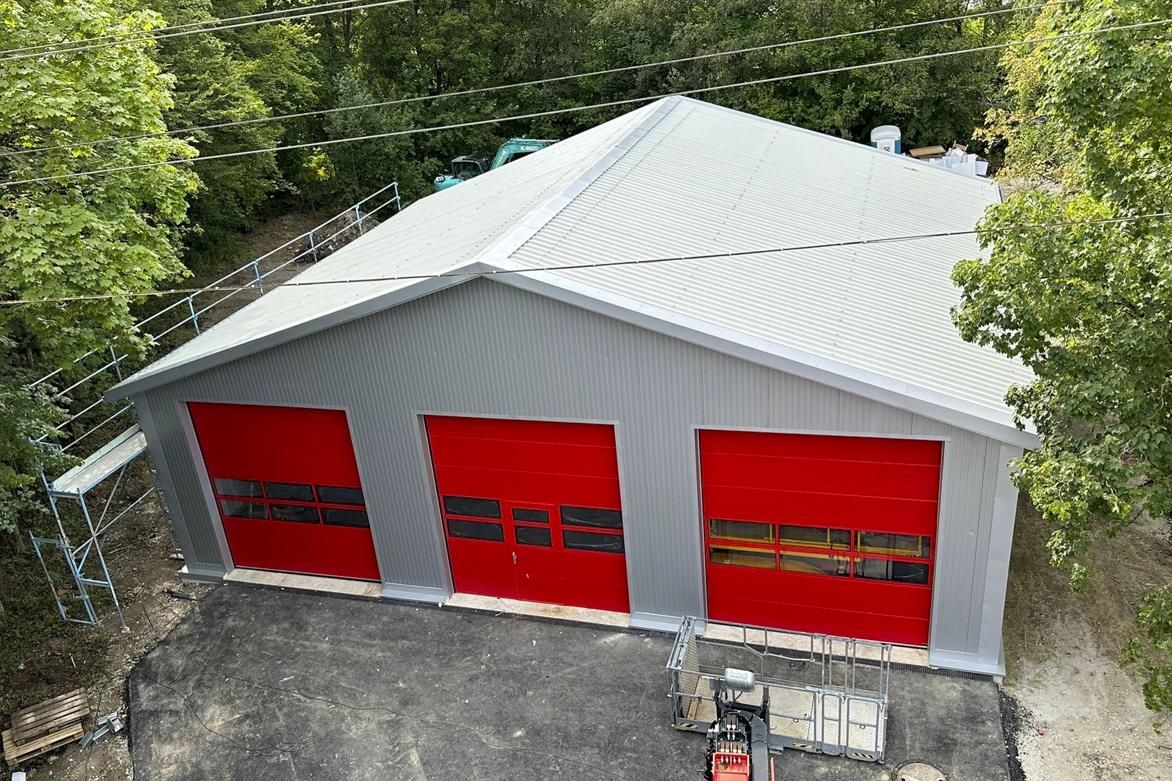 Mobile Interimszelthalle für Feuerwehrfahrzeuge – moderne Lösung anstelle klassischer Containerbauten