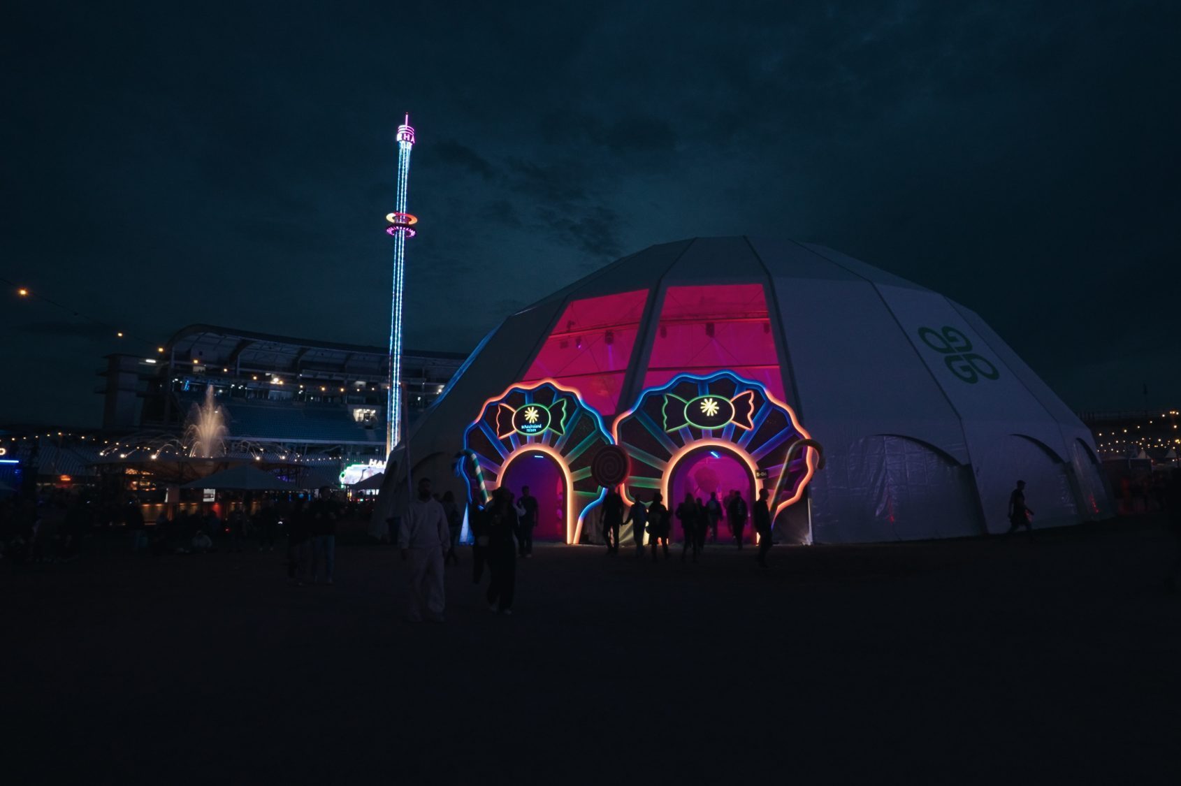 Der DOME von Tent Dimensions bei Nacht – spektakulär beleuchtet auf dem Glücksgefühle Festival