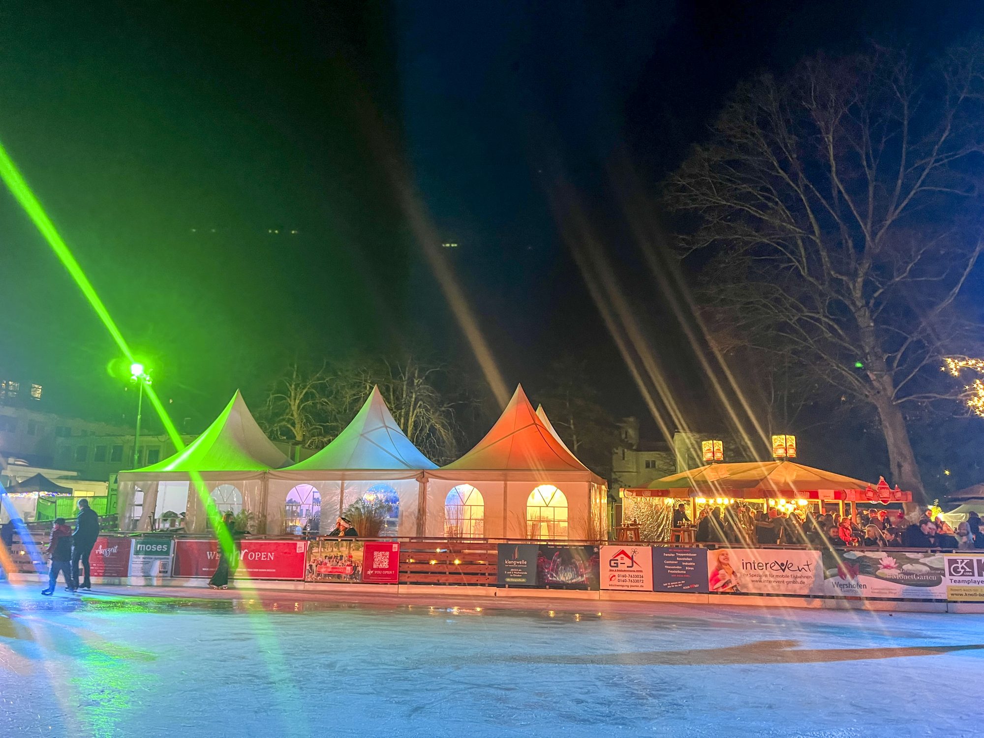 Gemütliche Atmosphäre im Oktoberfest-Zelt mit Holzwänden, Festbeleuchtung und langen Sitzbänken – perfekt für Feiern, Musik und bayerische Stimmung.