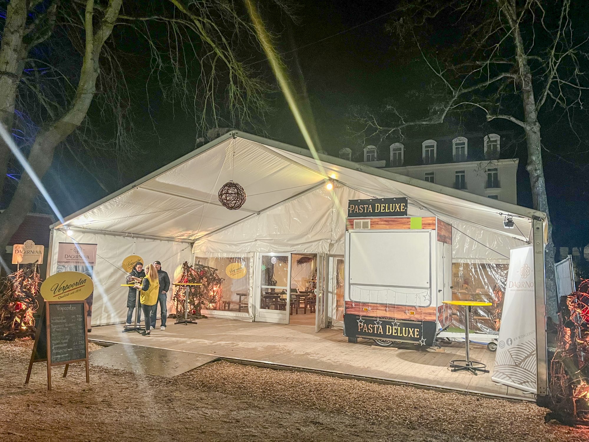Blick ins Festzelt beim Oktoberfest Hamburg: rustikales Eventzelt mit Holzverkleidung, typischen Biertischen und festlicher Dekoration.