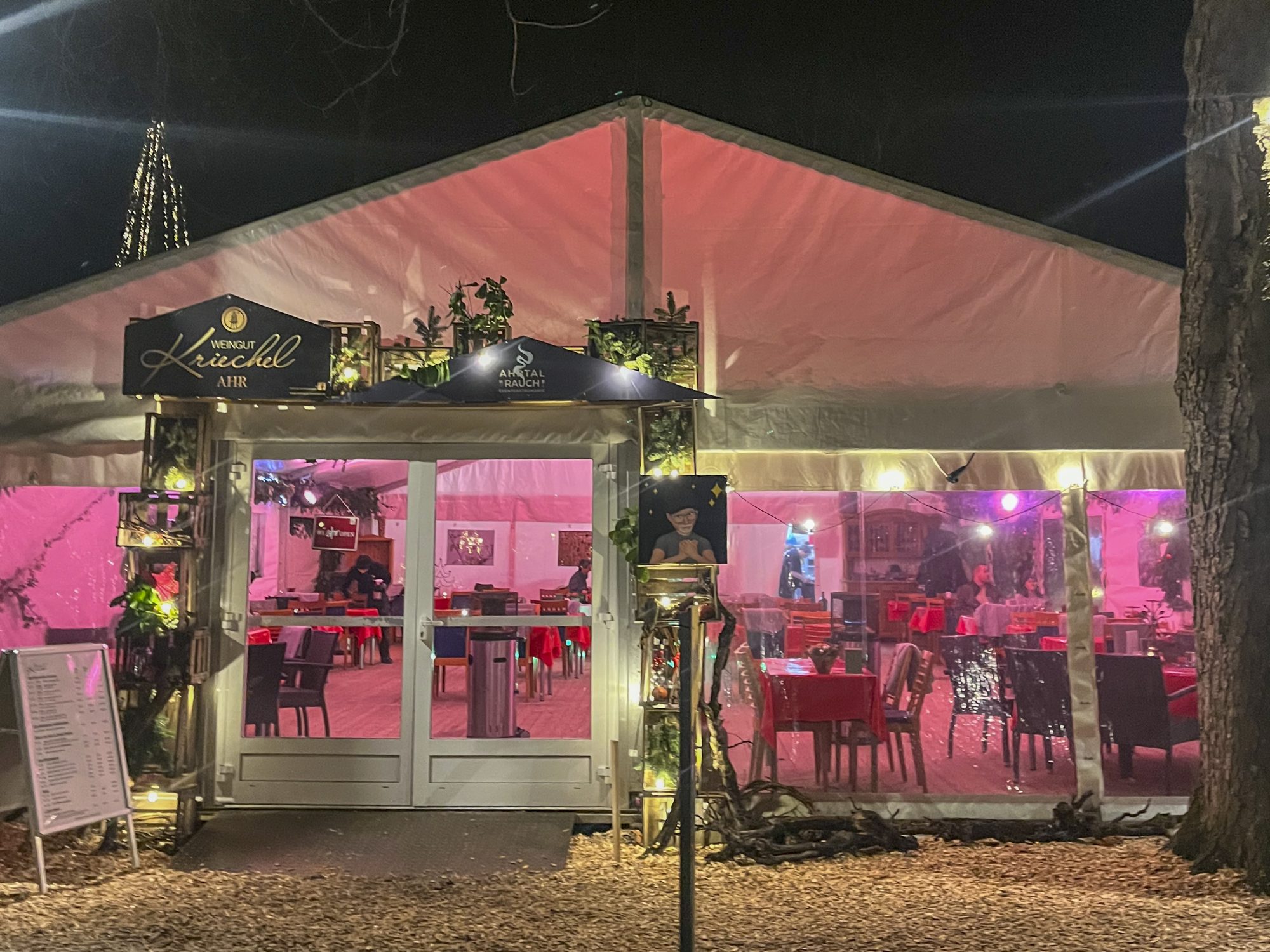 Innenansicht des Oktoberfest-Zelts in Hamburg von Tent Dimensions: große Festzeltstruktur mit Holzverkleidung und langen Biertischen im traditionellen Stil.