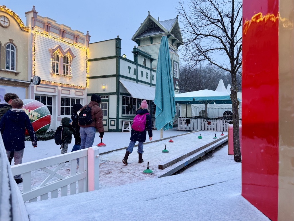 Blick ins Festzelt beim Oktoberfest Hamburg: rustikales Eventzelt mit Holzverkleidung, typischen Biertischen und festlicher Dekoration.
