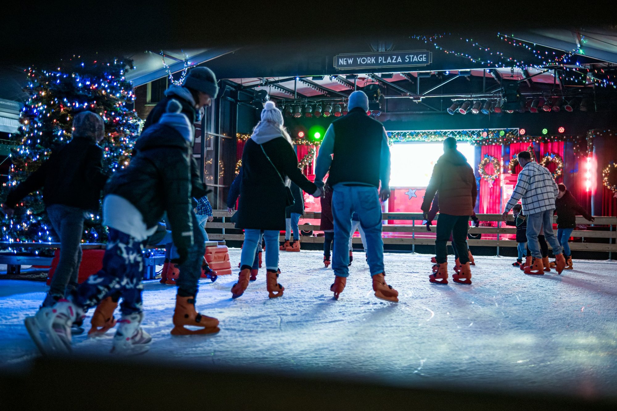 Innenansicht des Oktoberfest-Zelts in Hamburg von Tent Dimensions: große Festzeltstruktur mit Holzverkleidung und langen Biertischen im traditionellen Stil.