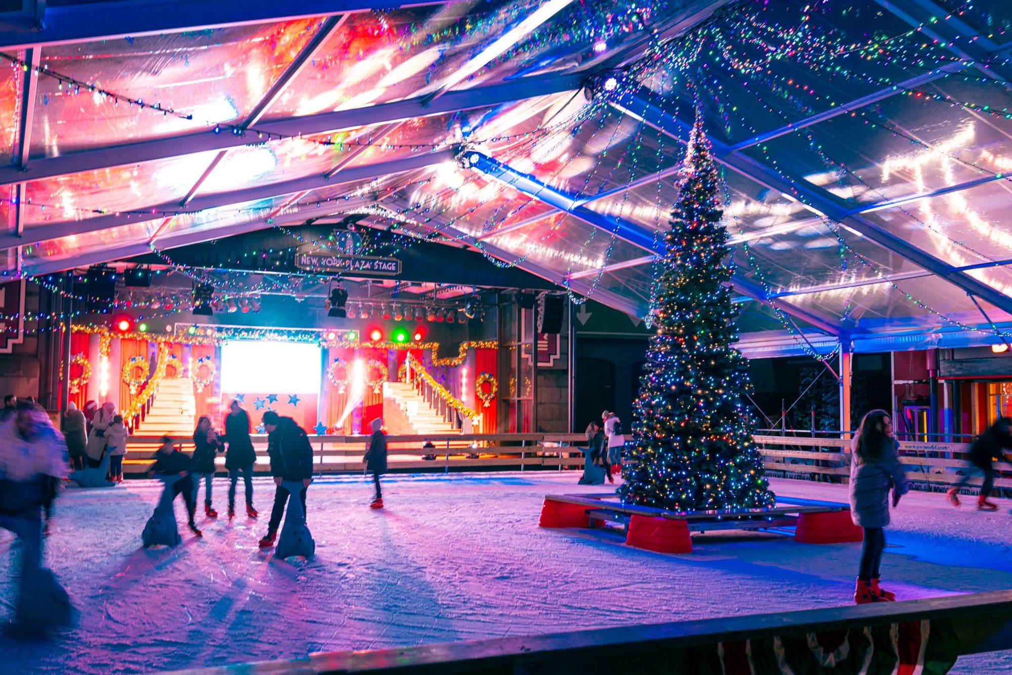 Gemütliche Atmosphäre im Oktoberfest-Zelt mit Holzwänden, Festbeleuchtung und langen Sitzbänken – perfekt für Feiern, Musik und bayerische Stimmung.